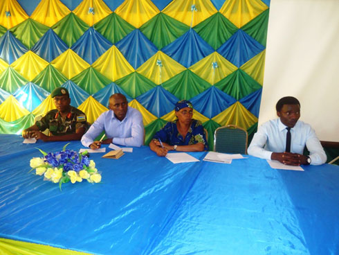 Umuyobozi w'Ingabo muri Nyamasheke na Rusizi, Brig Gen Mupenzi, uw'akarere ka Nyamasheke Habyarimana, Umuyobozi wungirije w'iyi kaminuza Dr Mukamusoni n'umwarimu muri iyi kaminuza.