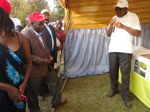 Umuyobozi w'akarere ka Gicumbi asura aho bamurikira.