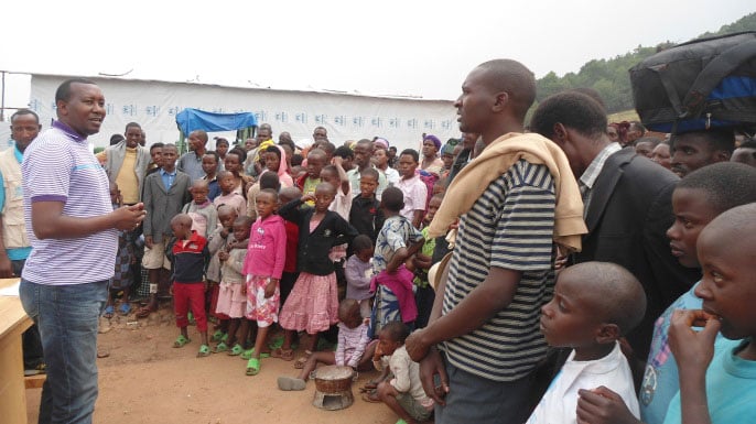 Umuyobozi w'akarere ka Gisagara, Léandre Karekezi, yahaye ikaze impunzi z'Abanyecongo zimuriwe muri Gisagara.