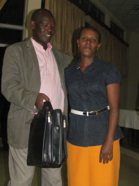 Umuyobozi w'akarere ka Huye ashyikiriza Christine Kayitesi mudasobwa y'igihembo cyo kuba umukozi w'indashyikirwa.