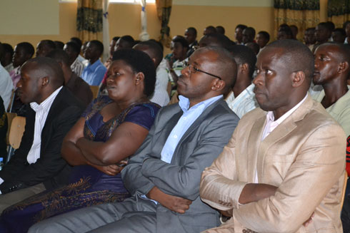 Umuyobozi w'akarere ka Ngoma hamwe n'umuyobozi w'agateganyo wa IPRC/East bakurikirana ikiganiro kuri "Ndi Umunyarwanda".