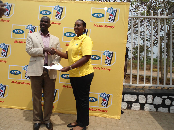 Umuyobozi w'akarere ka Nyagatare, Sabiti Atuhe Fred ashyikirizwa cheque MTN yaganeye kubakira Abanyarwanda birukanwe muri Tanzaniya.