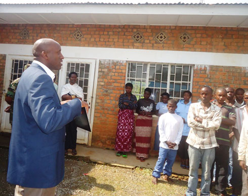 Umuyobozi w'akarere ka Nyamasheke, Habyarimana Jean Baptiste yasabye abari indaya n'inzererezi kwigisha abo basize hirya no hino kugira ngo bacike kuri izo ngeso mbi hakiri kare.