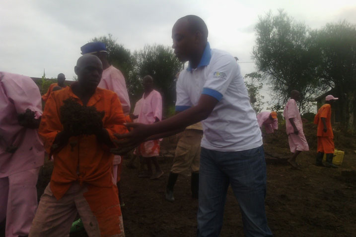 Umuyobozi w'akarere ka Nyanza Murenzi Abdallah yifatanyije n'imfungwa za gereza ya Nyanza mu kubumba amatafari yo kubakira abatishoboye.
