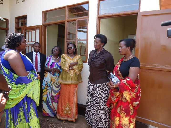 Umuyobozi w'akarere ka Nyarugenge aramusobanura uko ayo mazu yubatswe.