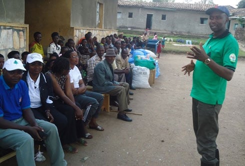 Umuyobozi w'akarere ka Ruhango aganiriza Abanyarwanda birukanwe muri Tanzania.