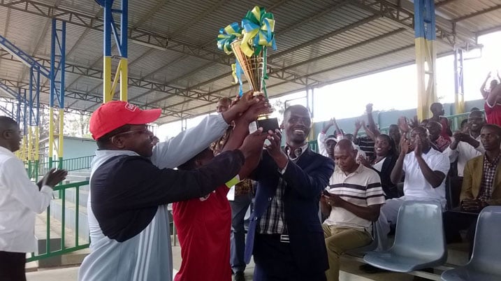 Umuyobozi w'akarere ka Rutsiro yashyikirijwe igikombe begukanye nyuma yo gutsinda Musanze ibitego bine ku busa.