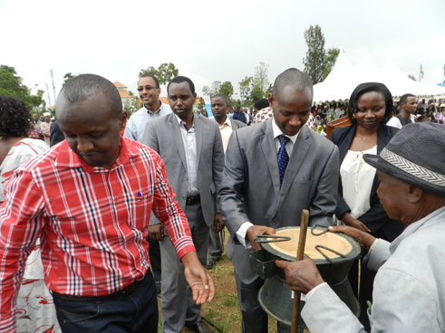 Umuyobozi w'akarere ka Rwamagana ashyikiriza umuturage imbabura ya kijyambere.