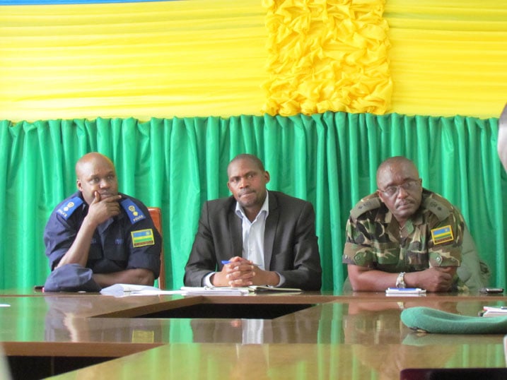 Umuyobozi w'akarere wungirije ushinzwe ubukungu Kagenzi Stanislas hagati y'ingabo n'ukuriye polisi mu karere ka Gicumbi.