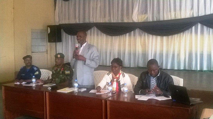 Umuyobozi w'akarere yavuze ko bibabaje kubona abaturage bishakamo imisanzu mu buryo bugoranye ariko bamwe mu bayobozi bakayirira.