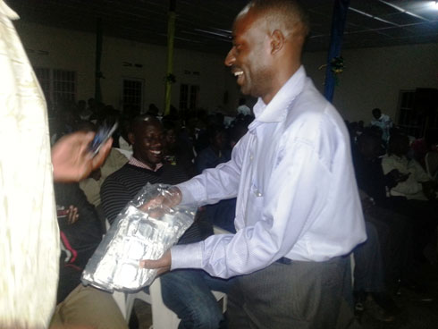 Umuyobozi w'ikigo cy'akarere gishinzwe gukwirakwiza imiti atanga udukingirizo ku bakozi b'akarere.