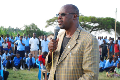 Umuyobozi w'ikigo cya Maranatha,Munyempundu Silas atanga impanuro ku banyeshuli afatanya n'abandi kurera.