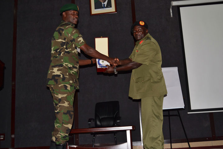 Umuyobozi w'ishuri rya Nyakinama, Brig. Gen. Charles Karamba ashimira Gen. Katumba inkunga y'ubumenyi atanzwe ku basirikare b'akarere b'ejo hazaza.
