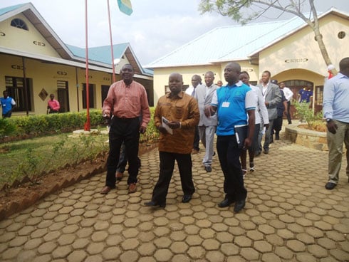 Umuyobozi w'ubutegetsi n'imari muri Kibogora Polytechnic, Joseph Ndikumana (iburyo) yagendaga asobanurira Minisitiri Nsengimana imikorere y'iyo kaminuza.