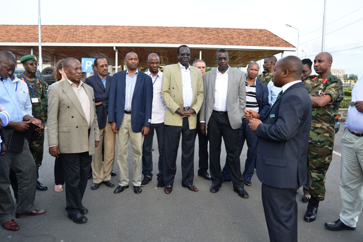 Umuyobozi w'umupaka muto wa Rubavu (Petite Barriere) asobanurira abashyitsi uko ukora.