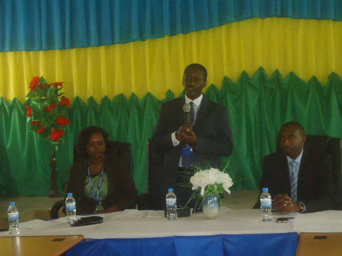Umuyobozi wa Banki ya Kigali Gatera James (hagati) aganira n'abakiriya bayo ba Ruhango.