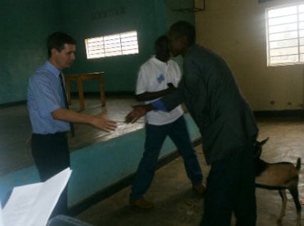 Umuyobozi wa Bolollé Africa Logistics yoroza uwarokotse Jenoside ihene.