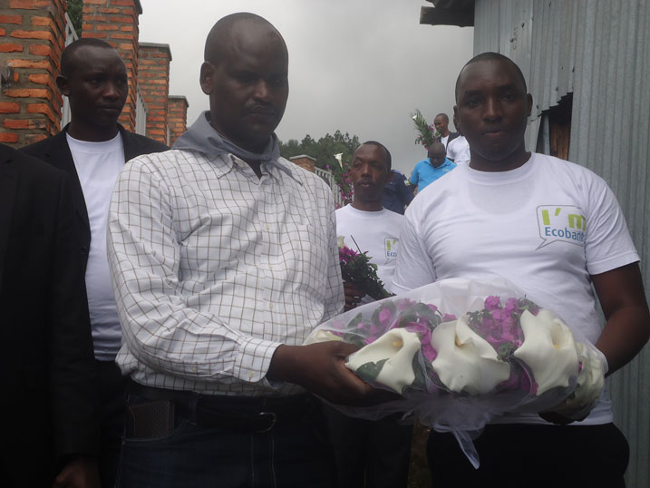 Umuyobozi wa Ecobank mu Ntara y'Uburengerazuba n'iy'Ayamajyaruguru, Rutaganda Emmanuel, ari kumwe n'Umukozi w'Akarere ka Karongi.