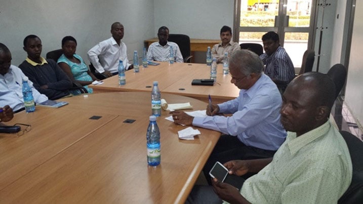 Umuyobozi wa Kabuye Sugar Works, M. Thiru Navukkarasu ashyira umukono ku masezerano yagiranye n'abakozi.