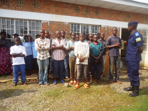 Umuyobozi wa Polisi y'Igihugu mu karere ka Nyamasheke, Sup. Jules Rutayisire yasabye abari indaya n'inzererezi kubicikaho ahubwo bakajya batanga amakuru ku gihe.