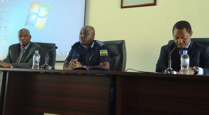Umuyobozi wa Polisi, IGP Gasana Emmanuel (hagati), hamwe n