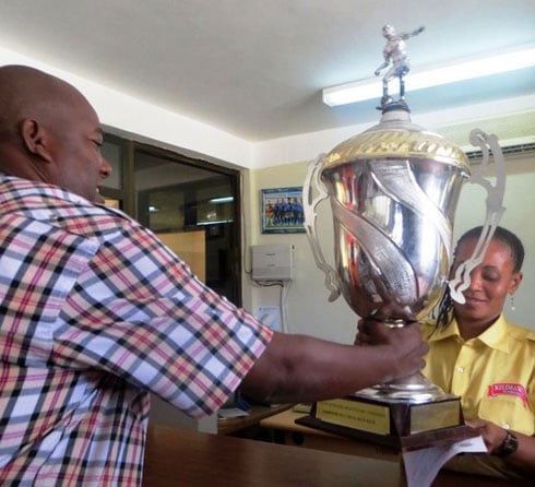 Umuyobozi wa Yanga ashyikiriza igikombe cya Kagame Cup umunyamabanga wa TFF.