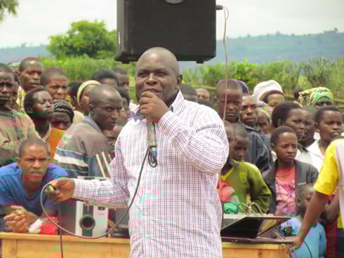 Umuyobozi w'Akarere ka Gicumbi, Mvuyekure Alexandre yashimiye cyane abaturage. (foto E.Musanabera)