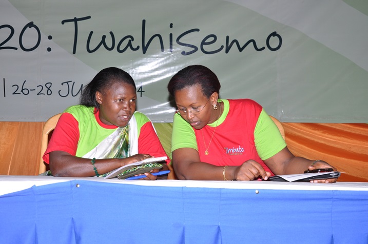 Umuyobozi w'Akarere ka Musanze n'umuyobozi wungirije wa Imbuto Foundation mu biganiro.