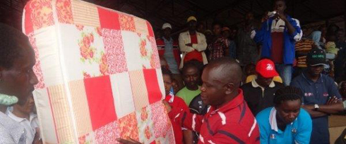 Umuyobozi w'akarere ka Gicumbi Mvuyekure Alexandre atanga matora yo kuryamira.