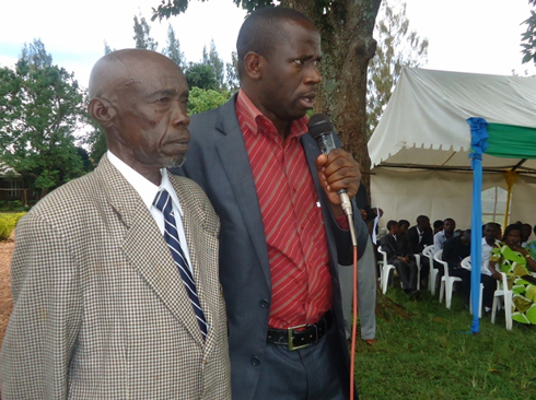 Umuyobozi w'akarere ka Ngoma, Nambaje Aphrodise, ari kumwe n'umusaza Kagurusu.