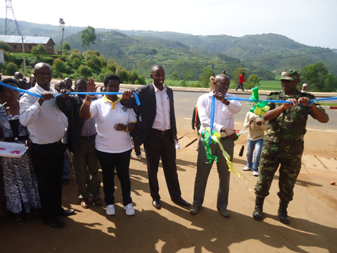 Umuyobozi w'akarere ka Nyamasheke, Habyarimana Jean Baptiste ari kumwe n'Intumwa ya MINALOC bafunguye ku mugaragaro Isoko rya Buhinga.