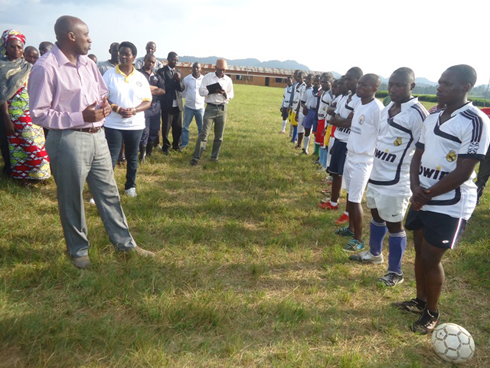 Umuyobozi w'akarere ka Nyamasheke, Habyarimana Jean Baptiste, asobanurira abakinnyi intego y'amarushanywa.