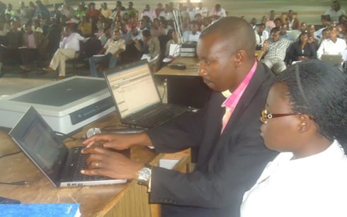 Umuyobozi w'akarere ka Ruhango atangiza gahunda ya Document tracking management system.