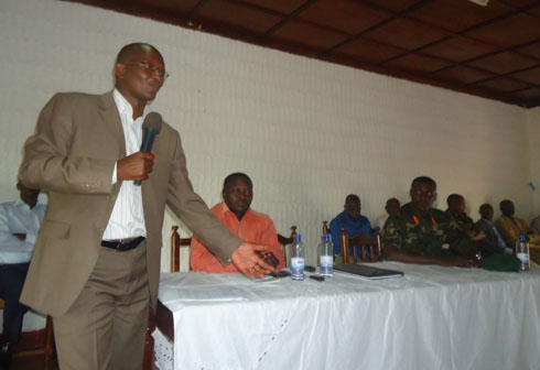 Umuyobozi w'akarere ka Rusizi, Nzeyimana Oscar, atanga ikiganiro kijyanye no kwibuka Jenoside yakorewe Abatutsi.
