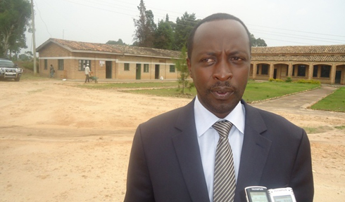 Umuyobozi w'intara y'Amajyepfo, Munyentwari Alphonse, asura ibigo by'amashuri mu karere ka Ruhango.