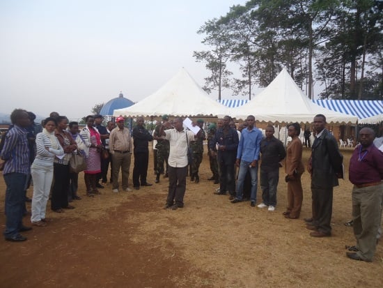Umuyobozi w'intara y'uburengerazuba Kabahizi arasobanurirwa uko abaturage biteguye kwakira Jeannette Kagame.