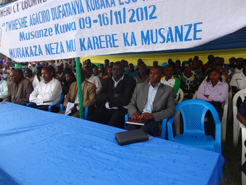 Umuyobozi w'umurenge wa Musanze n'umuyobozi wungirije w'akarere ushinzwe imibereho myiza bayoboye imihango.