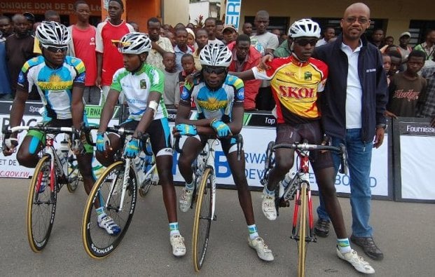 Umuyobozi wa FERWACY Aimable Bayingana uri kumwe n'abakinnyi b'ikipe y'igihugu, avuga ko iryo shuri rizafasha abakinnyi ariko kandi rikaninjiriza igihugu.