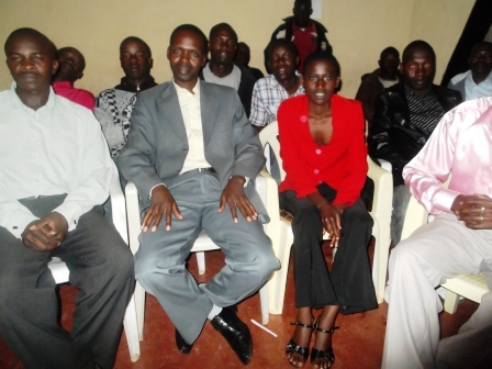 Umuyobozi wa FPR-Inkotanyi mu karere ka Rutsiro (hagati) yasabye abanyamuryango bashya kubwira abo batwara kuri moto ibyiza by