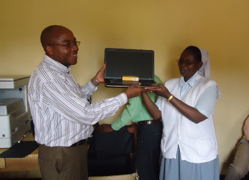 Umuyobozi wa Farumasi y'akarere ka Burera atanga mudasobwa na Laptop.
