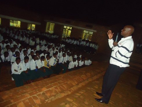 Umuyobozi wa GS St Joseph-Nyamasheke yasabye abanyeshuri gushishikarira gukoresha ururimi rw'Icyongereza.