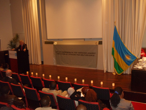 Umuyobozi wa Kaminuza UNESCO-IHE avuga ijambo ryo gushyigikira no kwifatanya n'Abanyarwanda.