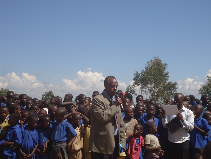 Umuyobozi wa NCC, Ngabonziza Damien, ahumuriza abana ko iyi komisiyo ireberera abana kugira ngo ibarinde ihohoterwa.