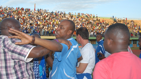 Umuyobozi wa Rayon Sport Murenzi Abdallah yishimana n'abafana.