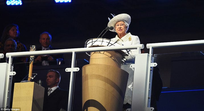 Umwamikazi Elisabeth II ageza ijambo ku bari bateraniye kuri Celtic Park.