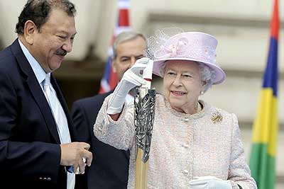 Umwamikazi Elisabeth II atangiza ku mugaragaro umuhango wo kuzengurutsa inkoni ye mu biguhu bigize umuryango wa Commonwealth.