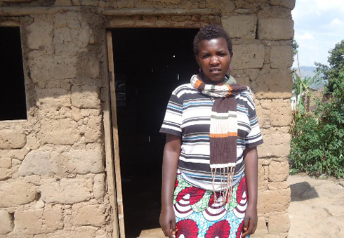 Umwarimu Niyomfura Angelique avuga ko kubura ubwato bubambutsa biri mu bibabangamira cyane mu myigishirize yabo.