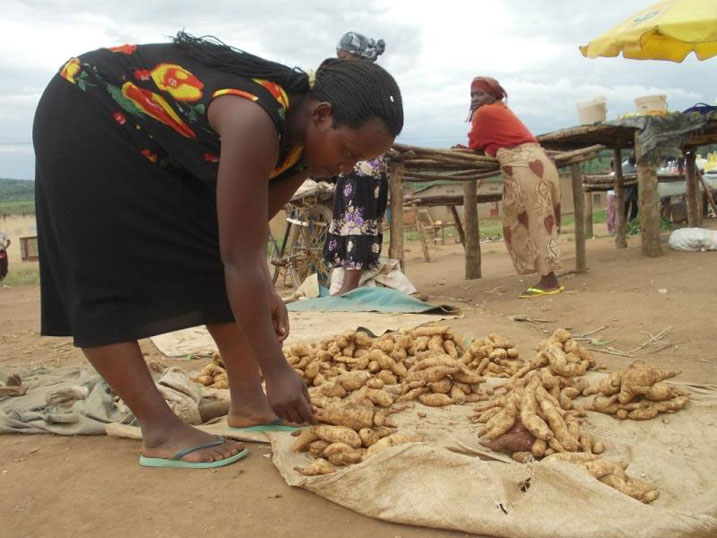 Umwe mu bacururiza mu isoko rya Cyabaya, akenshi hacuruzwamo ibiribwa.