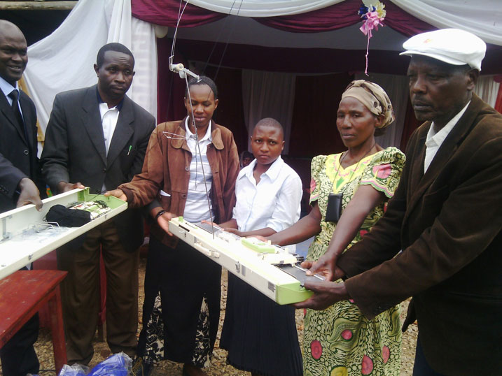 Umwe mu bana batavuga kandi utumva ashyikirizwa imashini iboha ifite agaciro k'ibihumbi 180.