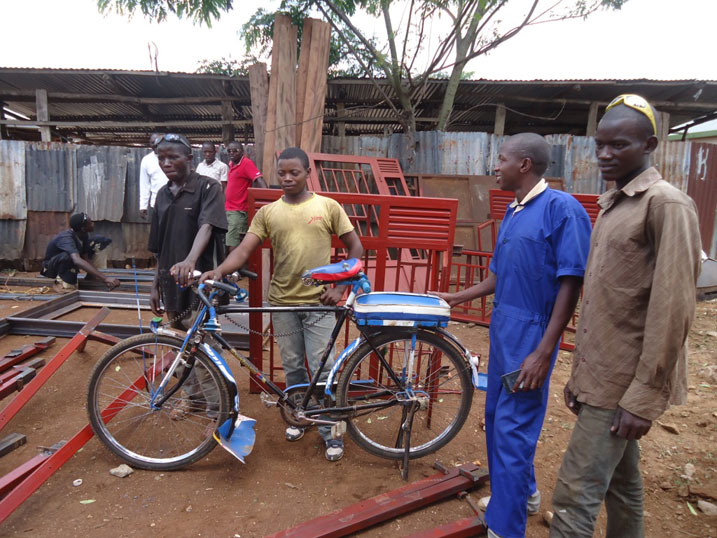 Umwe mu banyuze muri gahunda ya “Akazi Kanoze” yerekana igare yaguze abikesheje umwuga yigishijwe.